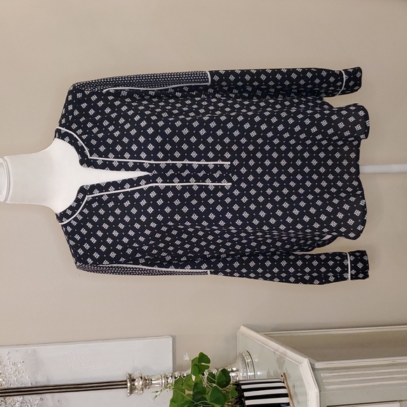 LOFT Beautiful Navy & White Top! ๐๐๐ - Picture 1 of 11